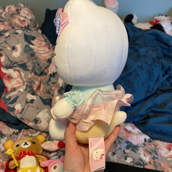 Hello Kitty Plushie - Picture 3 of 3